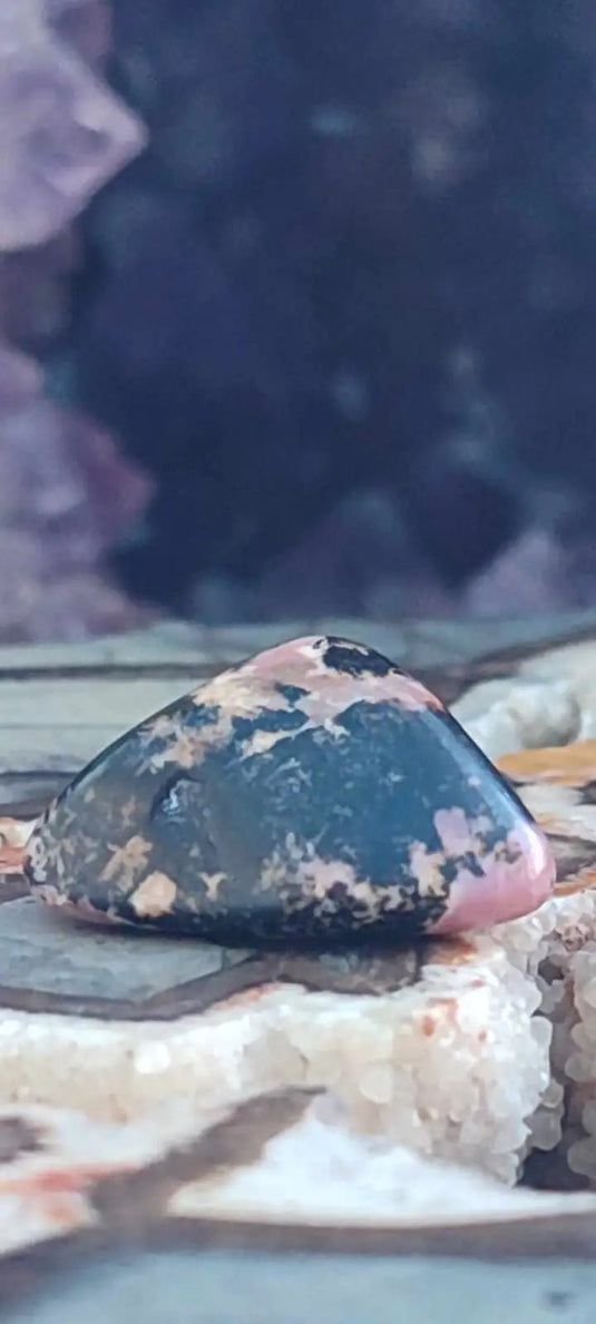 Rhodonite d’Argentine pierre roulée Grade A++++ Rhodonite pierre roulée