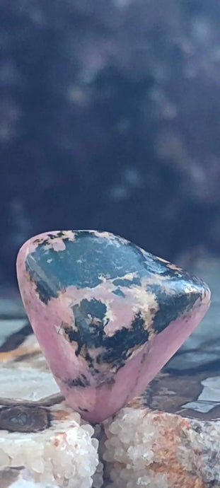 Rhodonite d’Argentine pierre roulée Grade A++++ Rhodonite pierre roulée