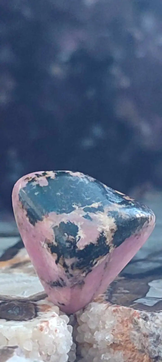 Rhodonite d’Argentine pierre roulée Grade A++++ Rhodonite pierre roulée