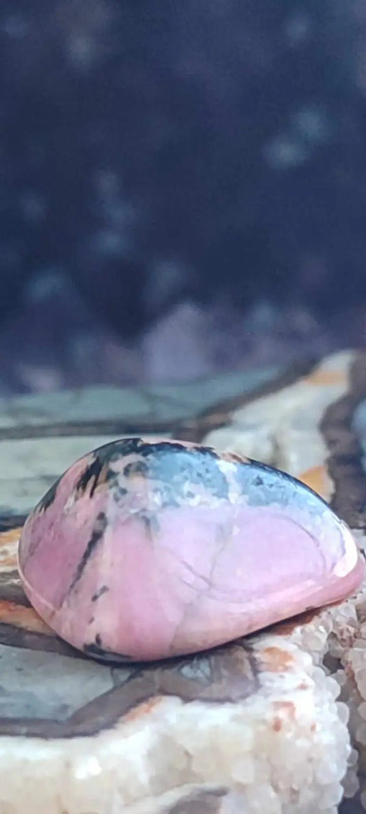 Rhodonite d’Argentine pierre roulée Grade A++++ Rhodonite pierre roulée