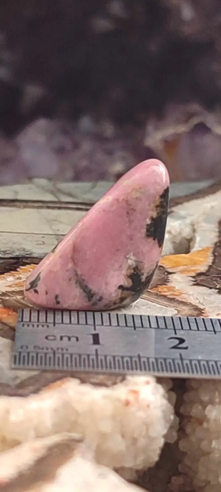 Chargez l&#39;image dans la visionneuse de la galerie, Rhodonite d’Argentine pierre roulée Grade A++++ Rhodonite pierre roulée
