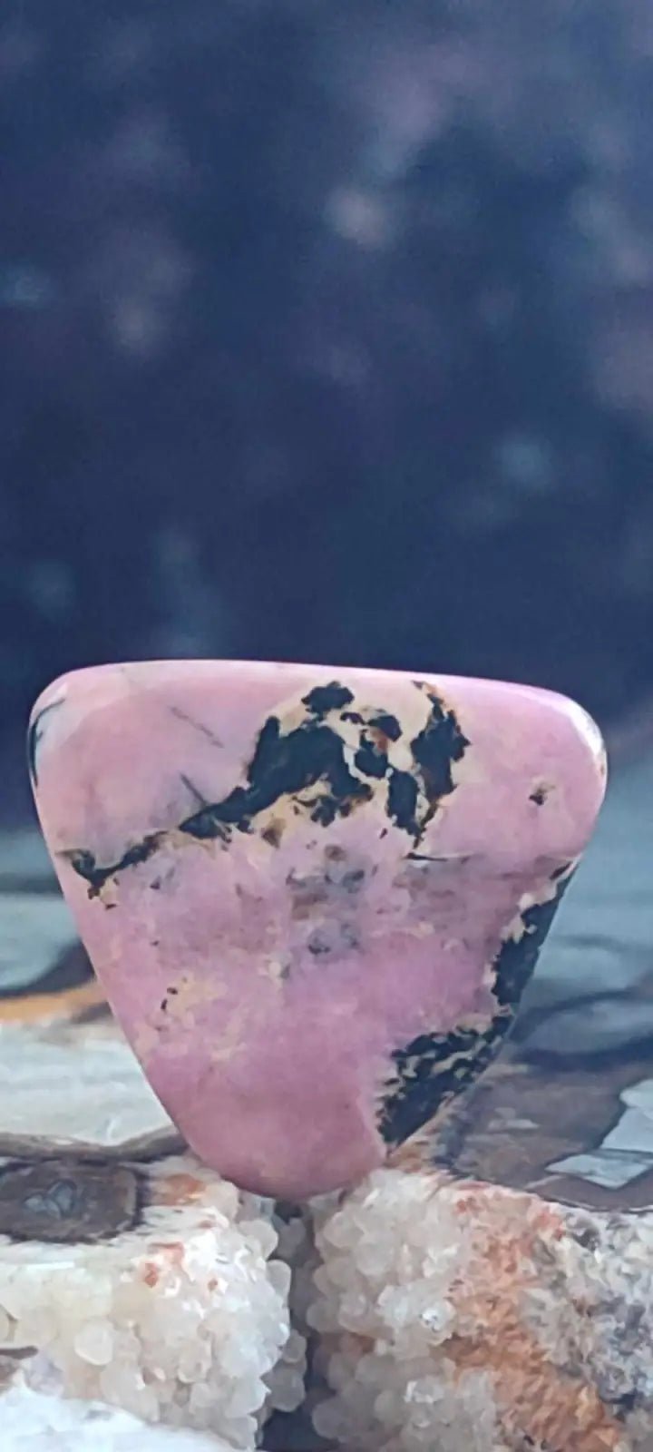 Chargez l&#39;image dans la visionneuse de la galerie, Rhodonite d’Argentine pierre roulée Grade A++++ Rhodonite pierre roulée
