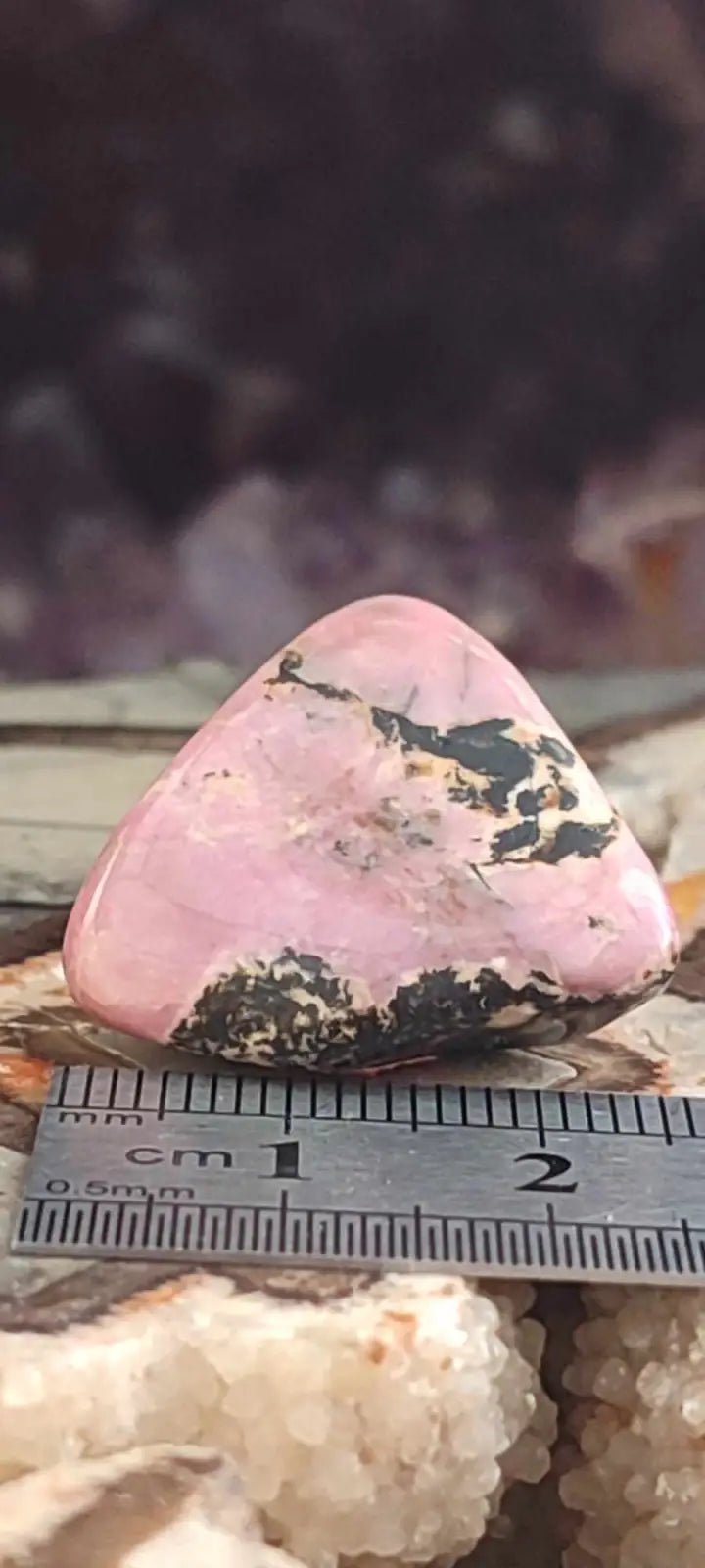 Chargez l&#39;image dans la visionneuse de la galerie, Rhodonite d’Argentine pierre roulée Grade A++++ Rhodonite pierre roulée
