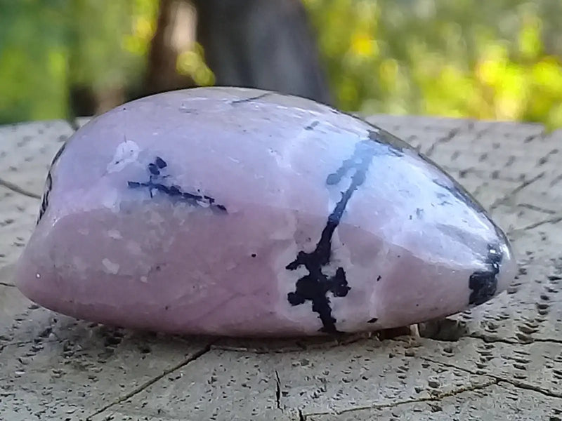 Load image into Gallery viewer, Rhodonite d’Argentine pierre roulée Grade A ++++ Rhodonite pierre roulée
