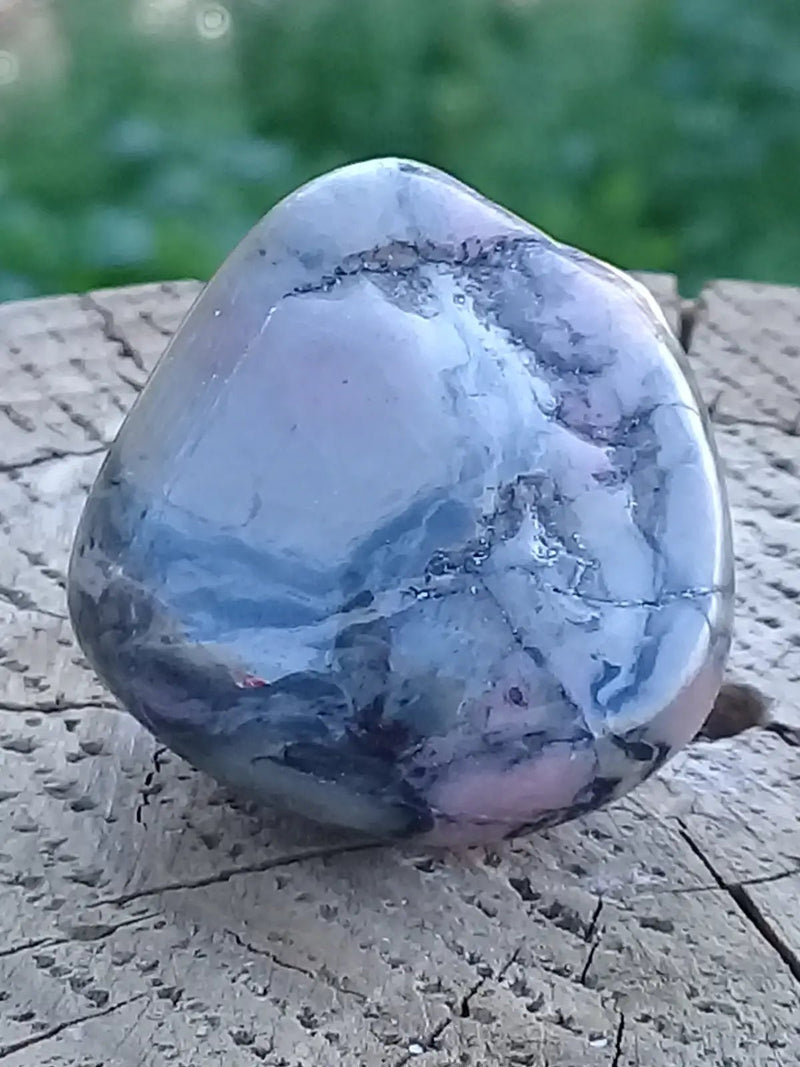 Load image into Gallery viewer, Rhodonite d’Argentine pierre roulée Grade A ++++ Rhodonite pierre roulée
