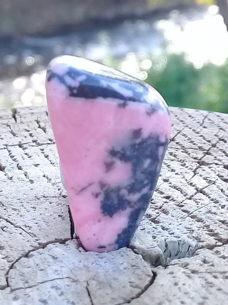 Load image into Gallery viewer, Rhodonite d’Argentine pierre roulée Grade A ++++ Rhodonite pierre roulée
