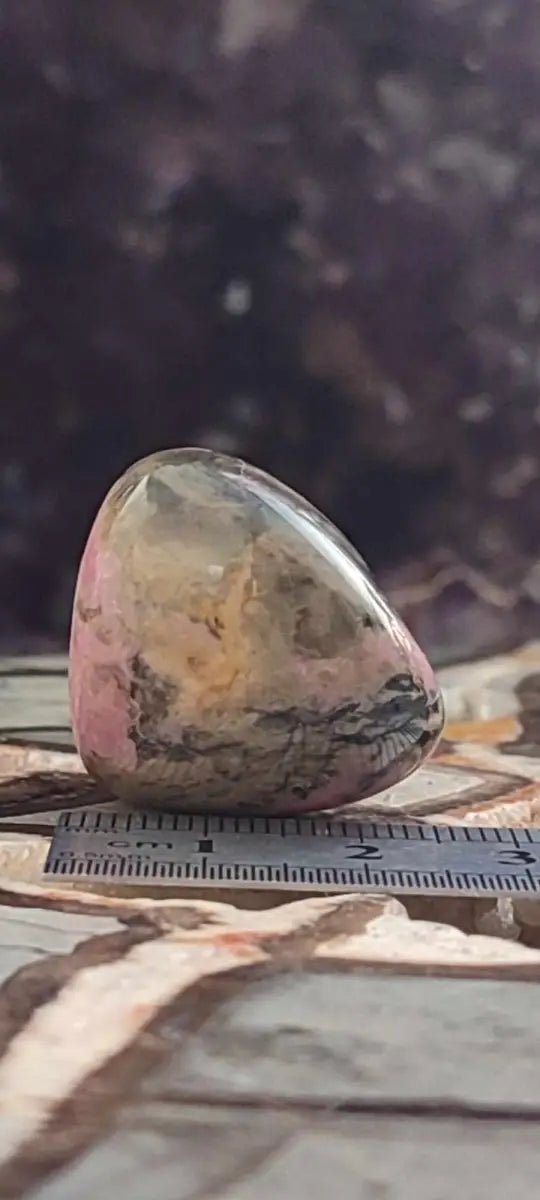 Load image into Gallery viewer, Rhodonite d’Argentine pierre roulée Grade A ++++ Rhodonite pierre roulée
