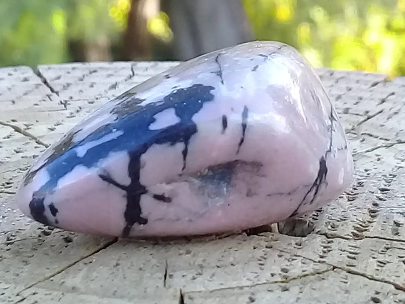 Load image into Gallery viewer, Rhodonite d’Argentine pierre roulée Grade A ++++ Rhodonite pierre roulée
