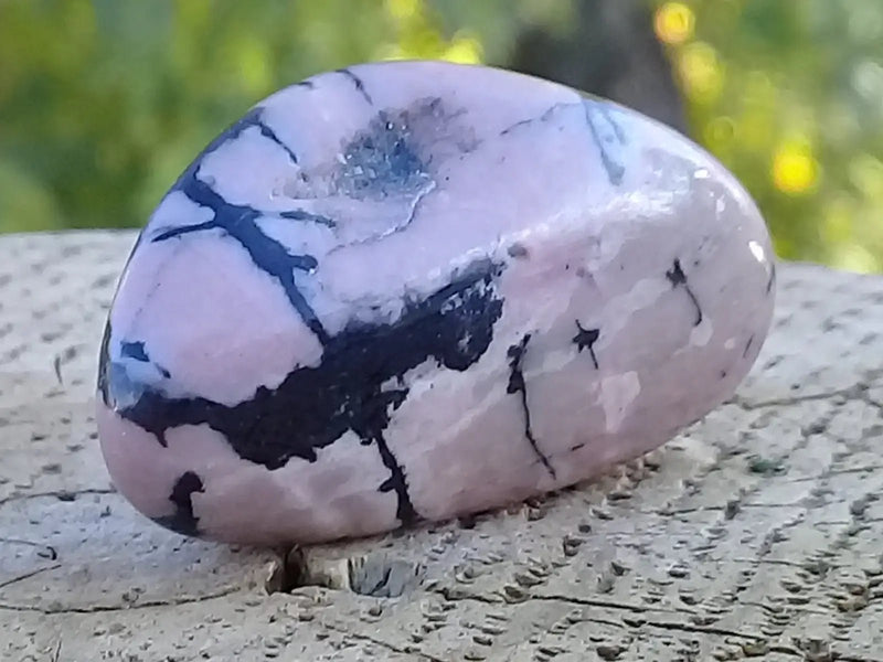 Load image into Gallery viewer, Rhodonite d’Argentine pierre roulée Grade A ++++ Rhodonite pierre roulée
