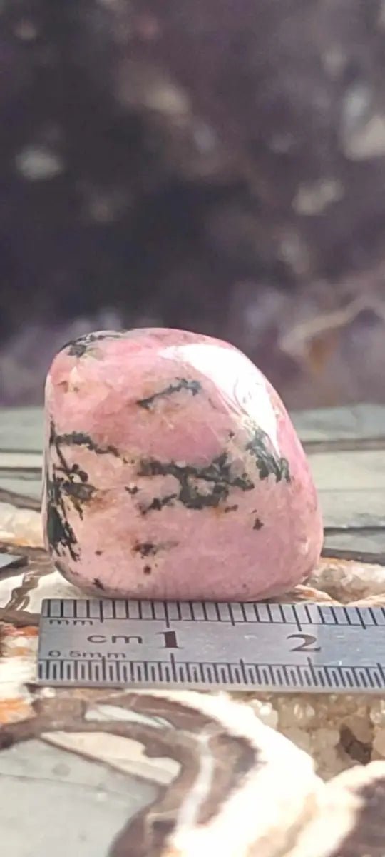 Chargez l'image dans la visionneuse de la galerie, Rhodonite d’Argentine pierre roulée Grade A ++++ Rhodonite pierre roulée
