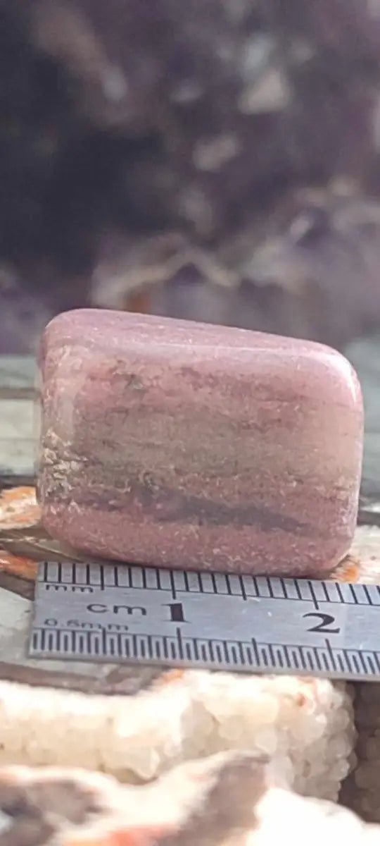 Chargez l'image dans la visionneuse de la galerie, Rhodonite d’Argentine pierre roulée Grade A ++++ Rhodonite pierre roulée
