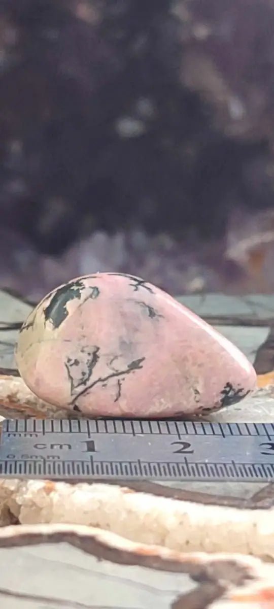Chargez l'image dans la visionneuse de la galerie, Rhodonite d’Argentine pierre roulée Grade A ++++ Rhodonite pierre roulée
