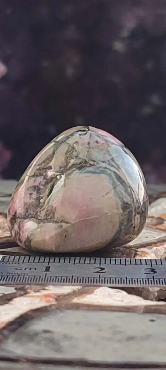 Load image into Gallery viewer, Rhodonite d’Argentine pierre roulée Grade A ++++ Rhodonite pierre roulée
