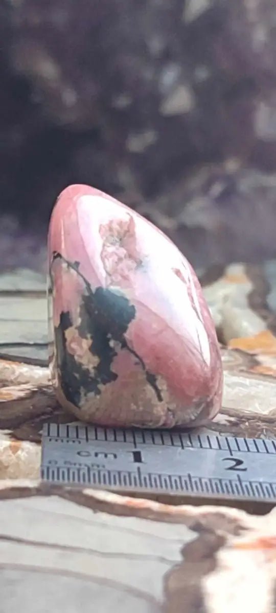 Load image into Gallery viewer, Rhodonite d’Argentine pierre roulée Grade A ++++ Rhodonite pierre roulée
