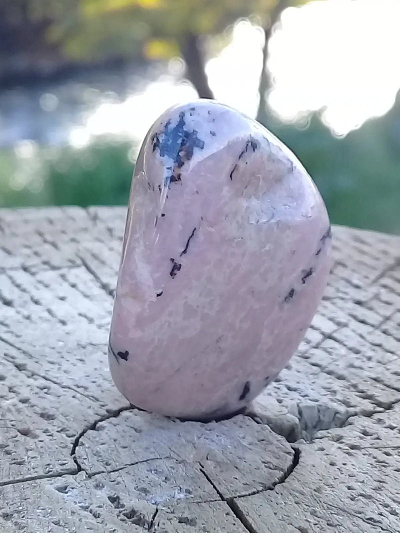 Chargez l'image dans la visionneuse de la galerie, Rhodonite d’Argentine pierre roulée Grade A ++++ Rhodonite pierre roulée
