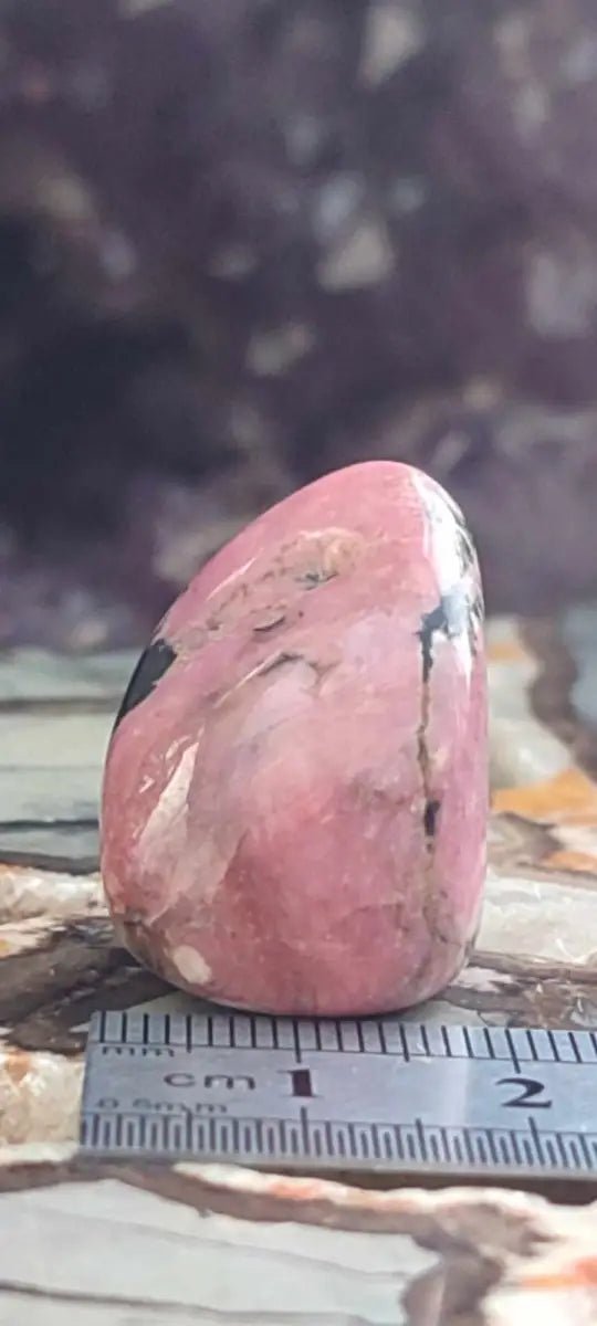 Load image into Gallery viewer, Rhodonite d’Argentine pierre roulée Grade A ++++ Rhodonite pierre roulée
