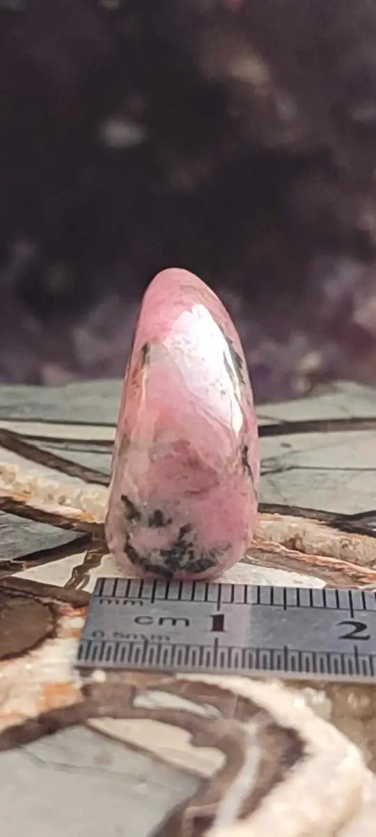 Chargez l'image dans la visionneuse de la galerie, Rhodonite d’Argentine pierre roulée Grade A ++++ Rhodonite pierre roulée

