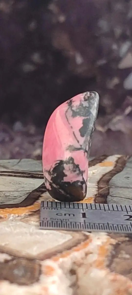 Load image into Gallery viewer, Rhodonite d’Argentine pierre roulée Grade A ++++ Rhodonite pierre roulée
