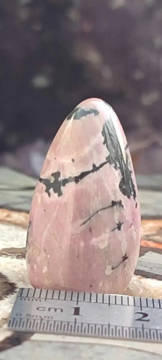 Load image into Gallery viewer, Rhodonite d’Argentine pierre roulée Grade A ++++ Rhodonite pierre roulée
