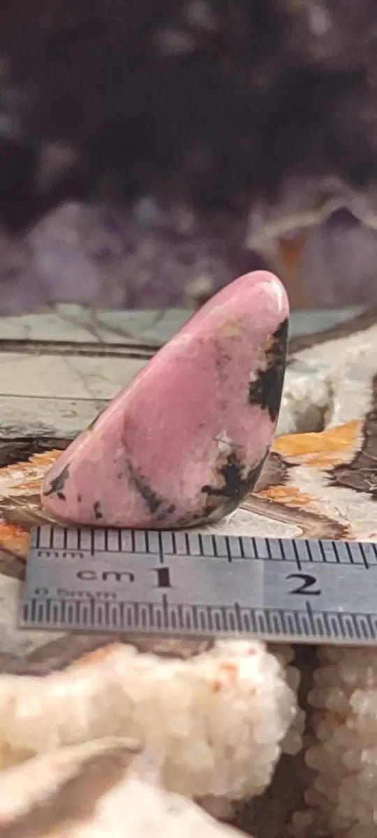 Load image into Gallery viewer, Rhodonite d’Argentine pierre roulée Grade A ++++ Rhodonite pierre roulée
