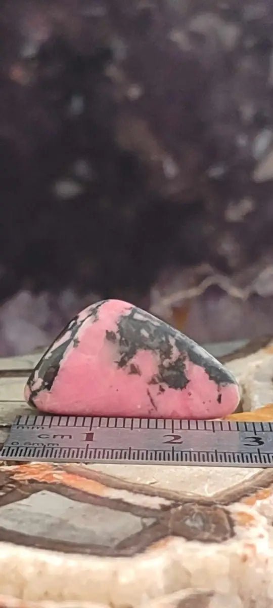 Load image into Gallery viewer, Rhodonite d’Argentine pierre roulée Grade A ++++ Rhodonite pierre roulée
