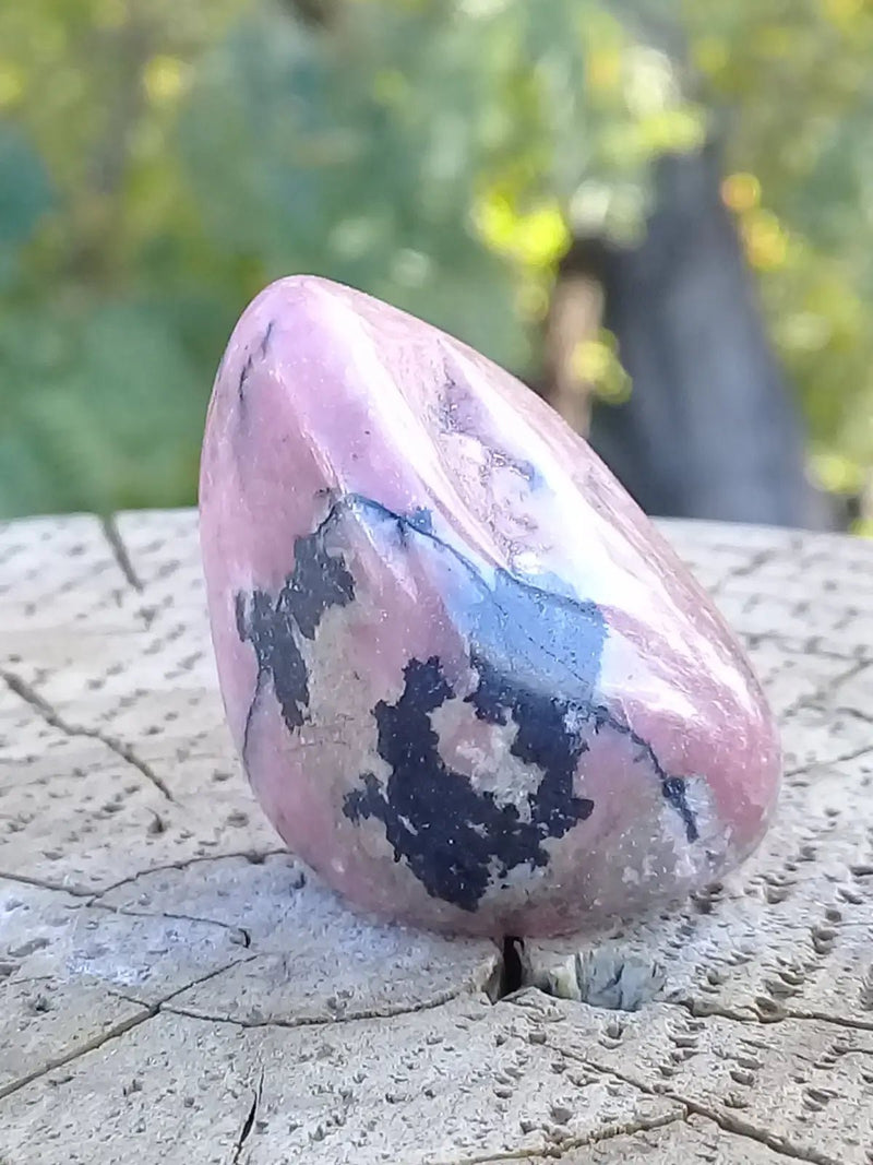 Load image into Gallery viewer, Rhodonite d’Argentine pierre roulée Grade A ++++ Rhodonite pierre roulée
