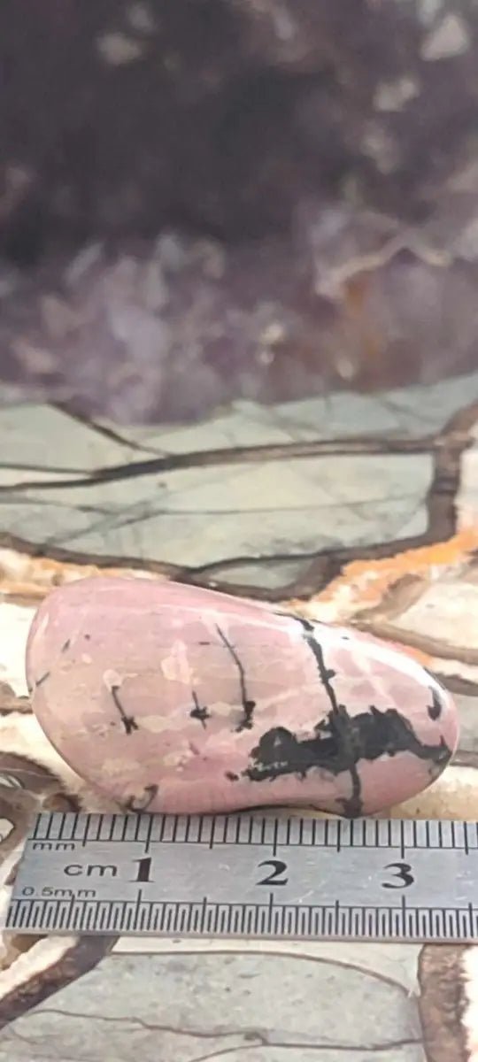 Load image into Gallery viewer, Rhodonite d’Argentine pierre roulée Grade A ++++ Rhodonite pierre roulée
