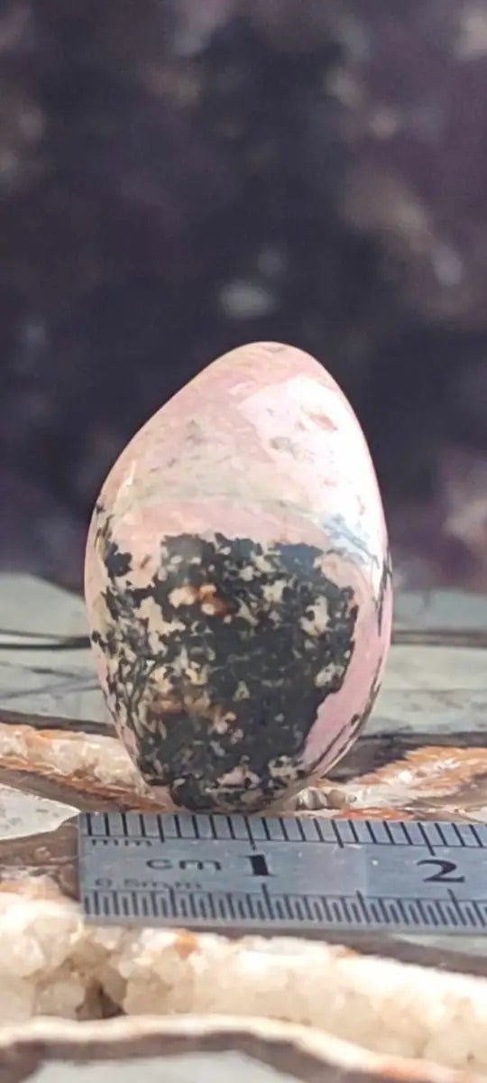 Chargez l'image dans la visionneuse de la galerie, Rhodonite d’Argentine pierre roulée Grade A ++++ Rhodonite pierre roulée
