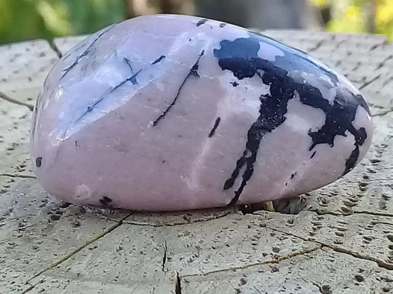 Load image into Gallery viewer, Rhodonite d’Argentine pierre roulée Grade A ++++ Rhodonite pierre roulée
