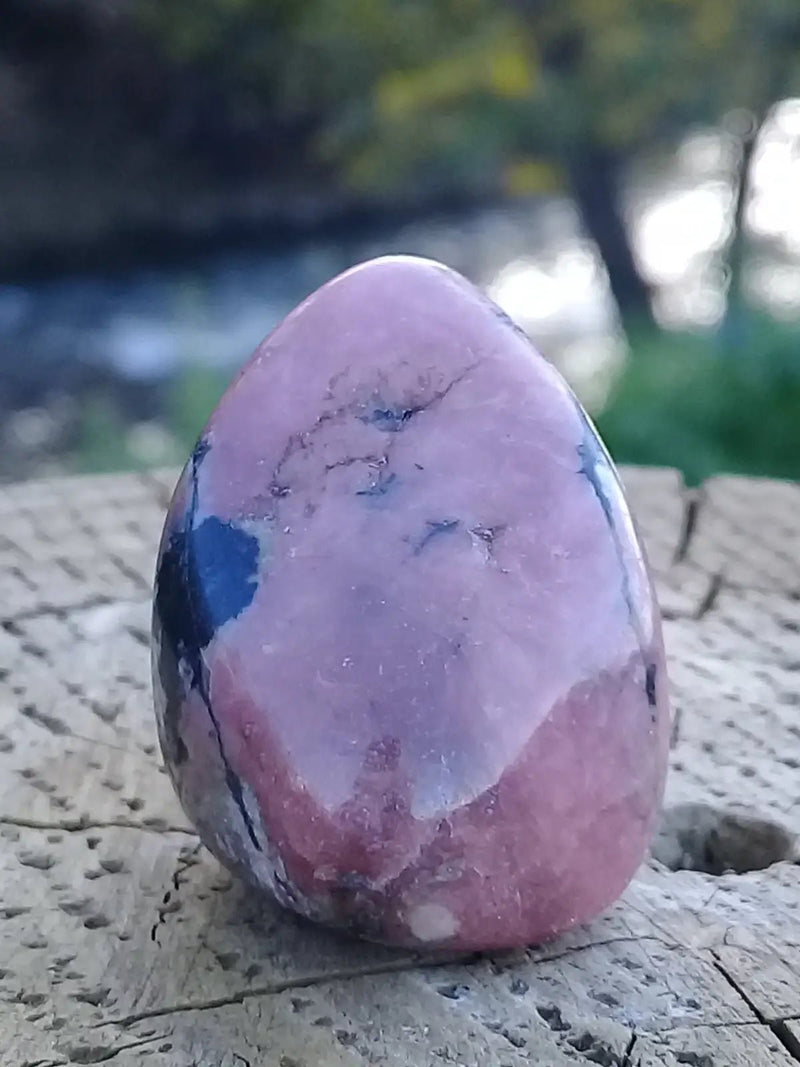 Load image into Gallery viewer, Rhodonite d’Argentine pierre roulée Grade A ++++ Rhodonite pierre roulée
