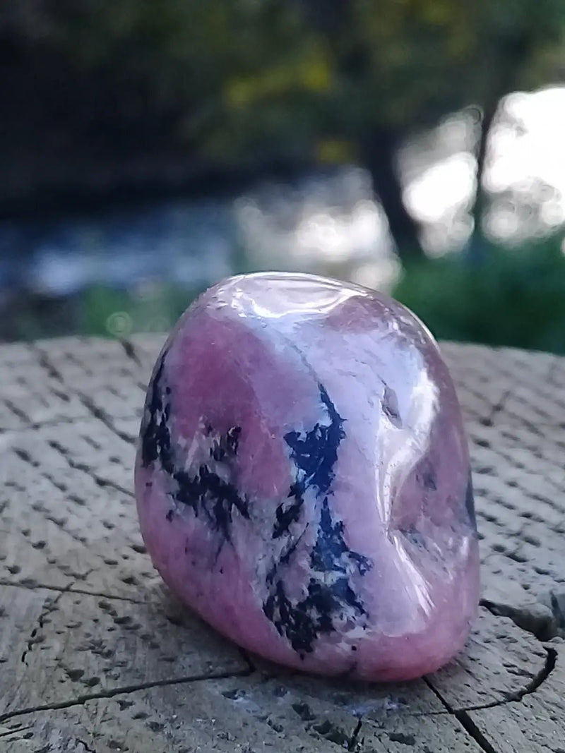 Load image into Gallery viewer, Rhodonite d’Argentine pierre roulée Grade A ++++ Rhodonite pierre roulée

