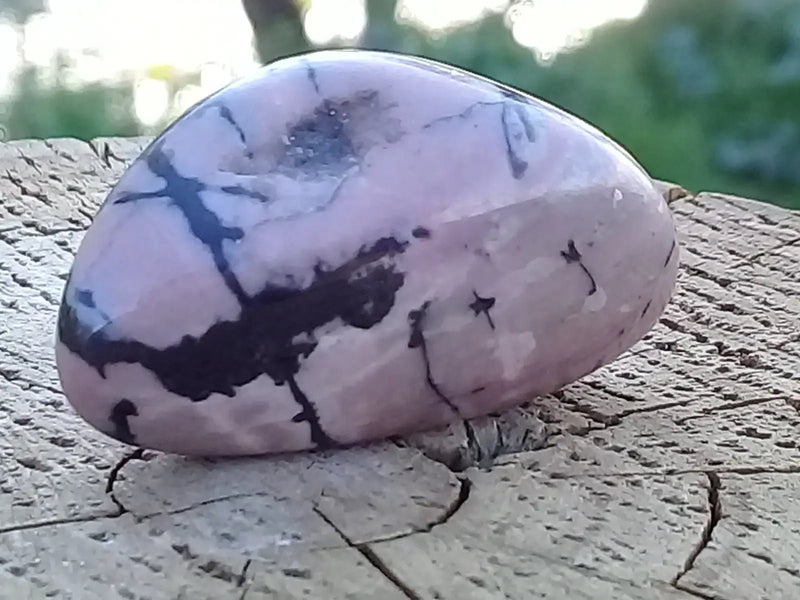 Load image into Gallery viewer, Rhodonite d’Argentine pierre roulée Grade A ++++ Rhodonite pierre roulée
