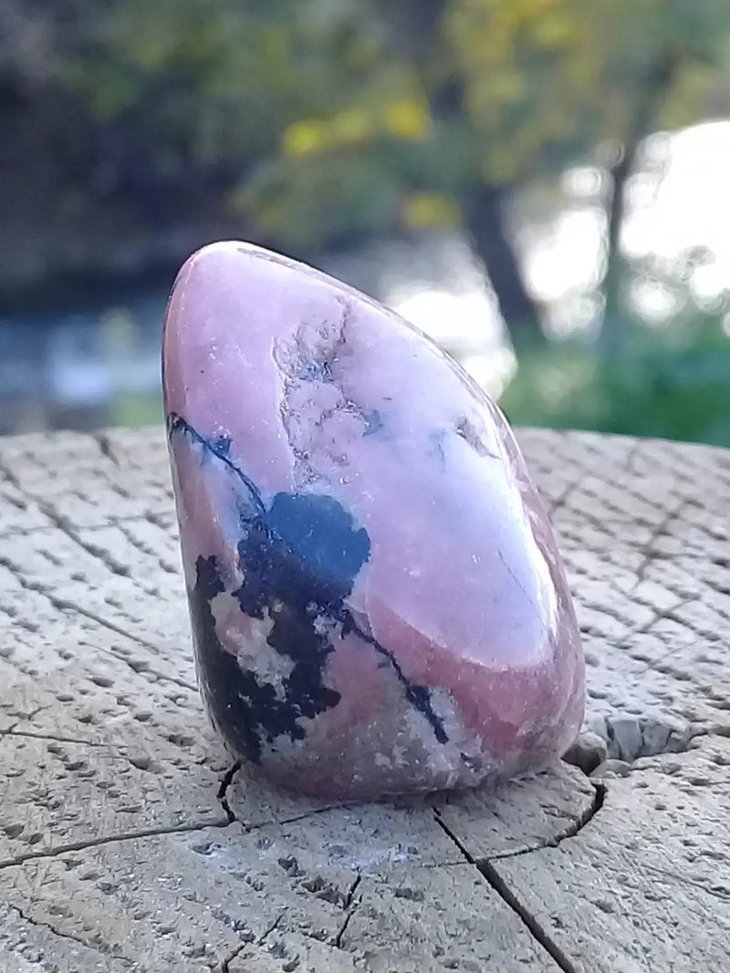 Load image into Gallery viewer, Rhodonite d’Argentine pierre roulée Grade A ++++ Rhodonite pierre roulée
