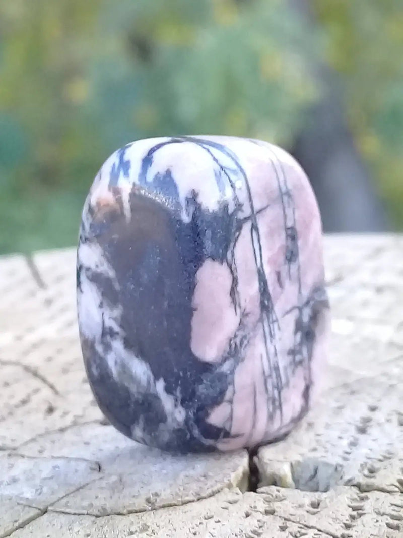 Load image into Gallery viewer, Rhodonite d’Argentine pierre roulée Grade A ++++ Rhodonite pierre roulée
