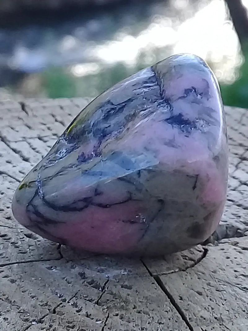 Load image into Gallery viewer, Rhodonite d’Argentine pierre roulée Grade A ++++ Rhodonite pierre roulée
