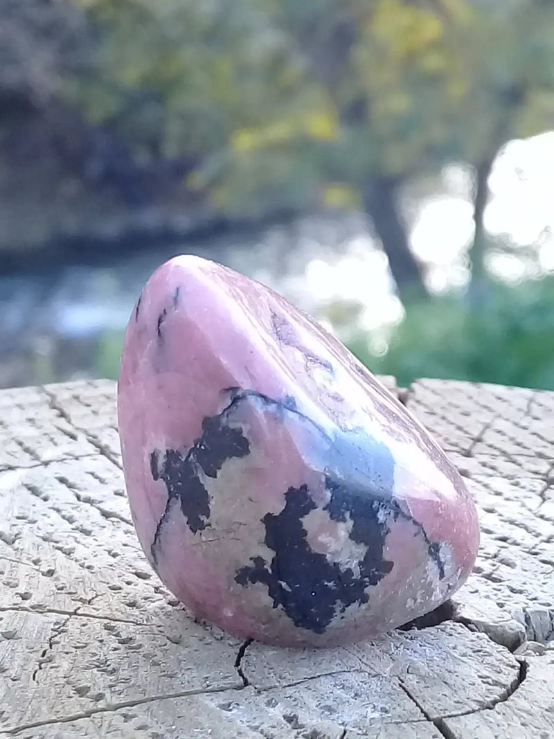 Load image into Gallery viewer, Rhodonite d’Argentine pierre roulée Grade A ++++ Rhodonite pierre roulée
