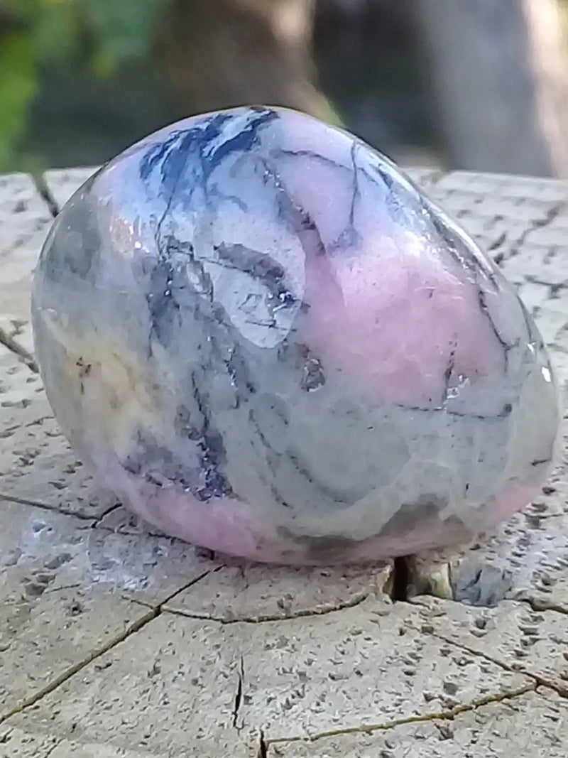 Load image into Gallery viewer, Rhodonite d’Argentine pierre roulée Grade A ++++ Rhodonite pierre roulée
