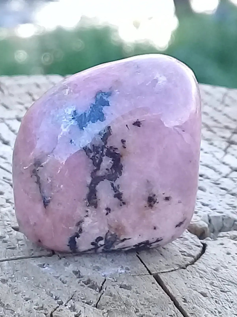 Chargez l'image dans la visionneuse de la galerie, Rhodonite d’Argentine pierre roulée Grade A ++++ Rhodonite pierre roulée
