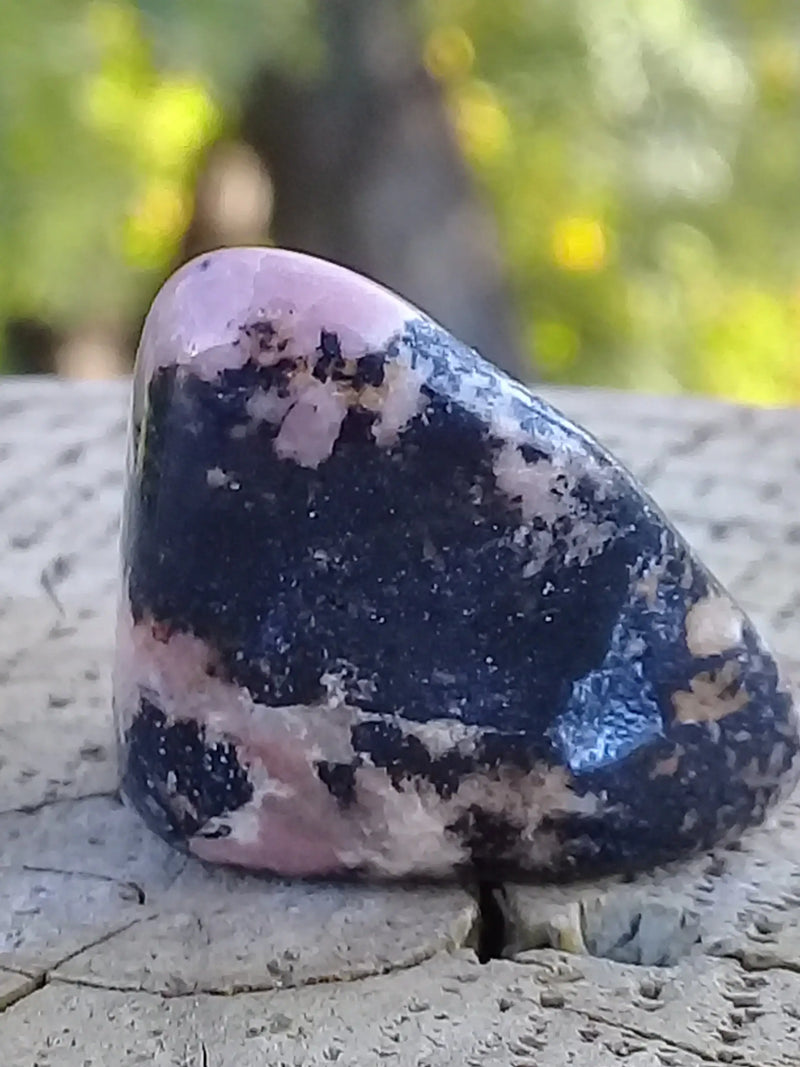 Cargue la imagen en el visor de la galería, Rhodonite d’Argentine pierre roulée Grade A ++++  Dans la besace du p&#39;tit Poucet...   
