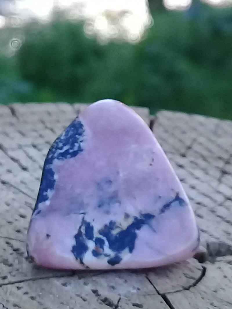 Cargue la imagen en el visor de la galería, Rhodonite d’Argentine pierre roulée Grade A ++++  Dans la besace du p&#39;tit Poucet...   
