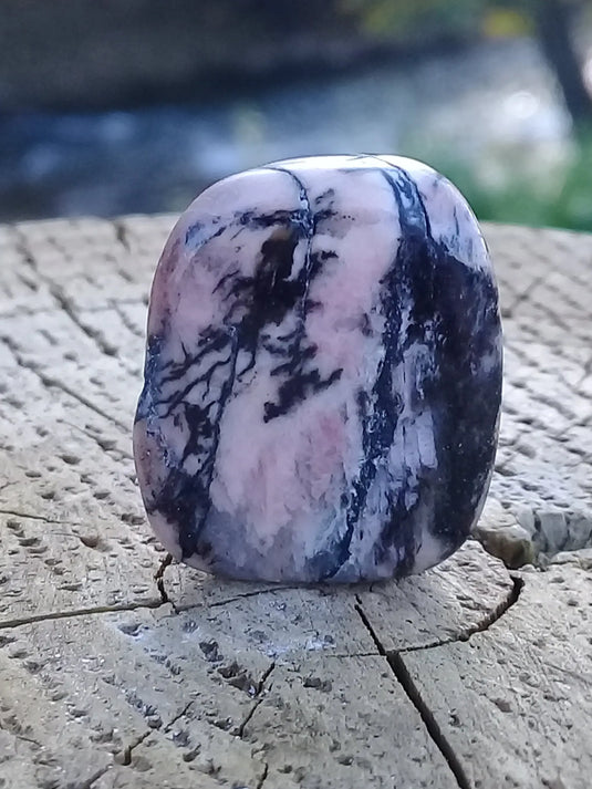 Rhodonite d’Argentine pierre roulée Grade A ++++ Rhodonite pierre roulée Dans la besace du p'tit Poucet...   