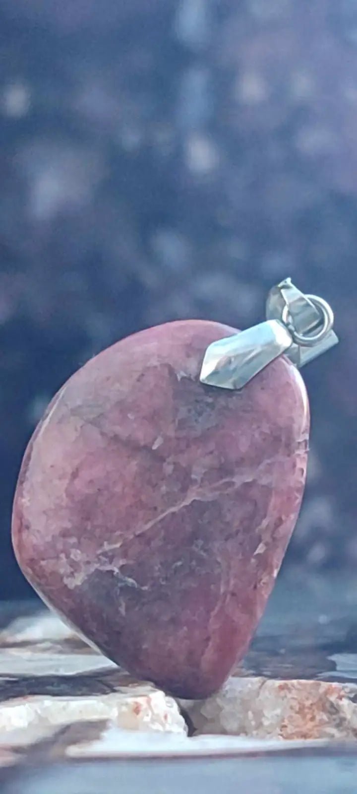 Chargez l&#39;image dans la visionneuse de la galerie, Rhodonite du Pérou pendentif Grade A++++ (fourni avec cordon) Rhodonite pendentif
