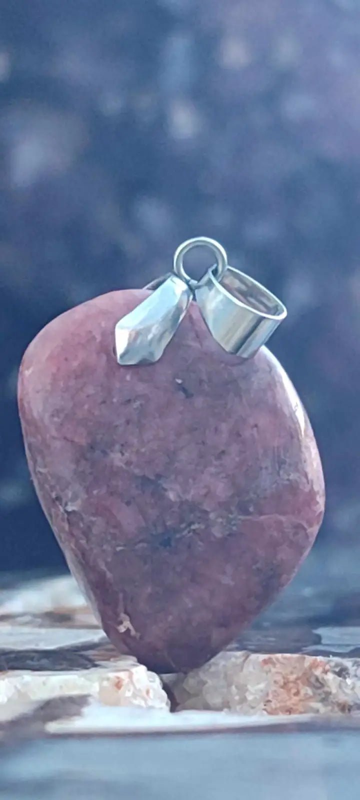 Chargez l&#39;image dans la visionneuse de la galerie, Rhodonite du Pérou pendentif Grade A++++ (fourni avec cordon) Rhodonite pendentif
