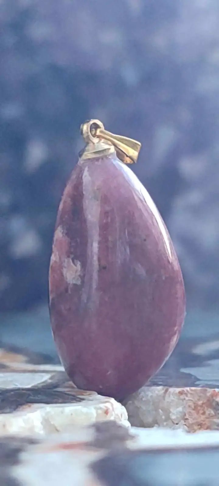 Chargez l&#39;image dans la visionneuse de la galerie, Rhodonite du Pérou pendentif Grade A++++ (fourni avec cordon) Rhodonite pendentif
