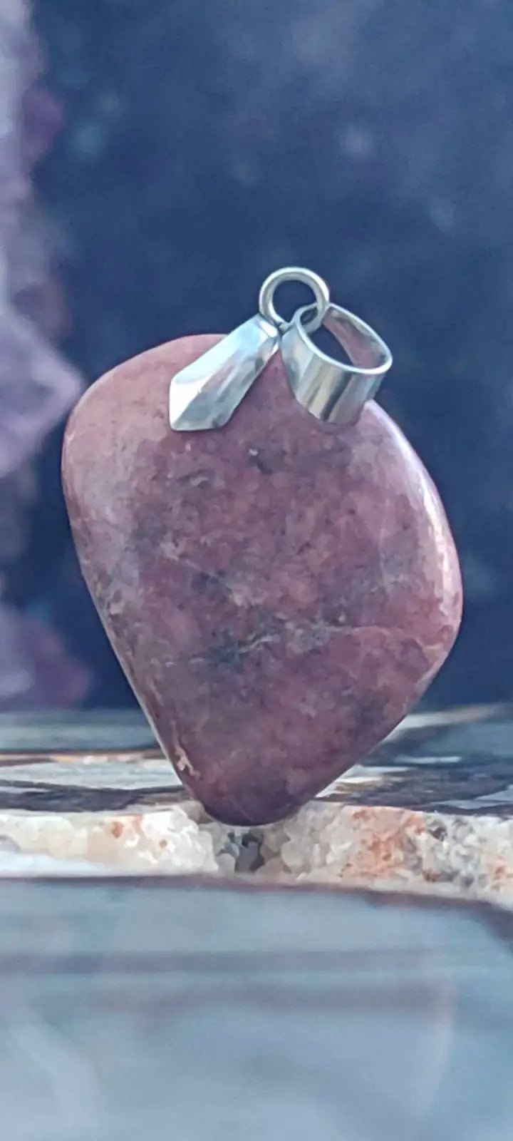 Chargez l&#39;image dans la visionneuse de la galerie, Rhodonite du Pérou pendentif Grade A++++ (fourni avec cordon) Rhodonite pendentif
