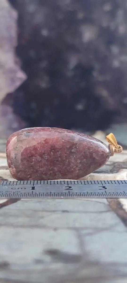 Load image into Gallery viewer, Rhodonite du Pérou pendentif Grade A++++ (fourni avec cordon) Rhodonite du Pérou pendentif
