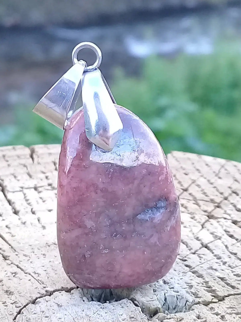 Chargez l'image dans la visionneuse de la galerie, Rhodonite du Pérou pendentif Grade A ++++ (fourni avec cordon) Rhodonite pendentif
