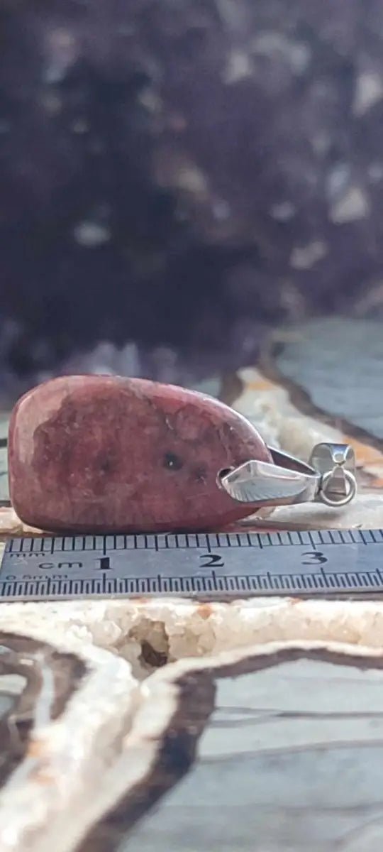 Chargez l'image dans la visionneuse de la galerie, Rhodonite du Pérou pendentif Grade A ++++ (fourni avec cordon) Rhodonite pendentif
