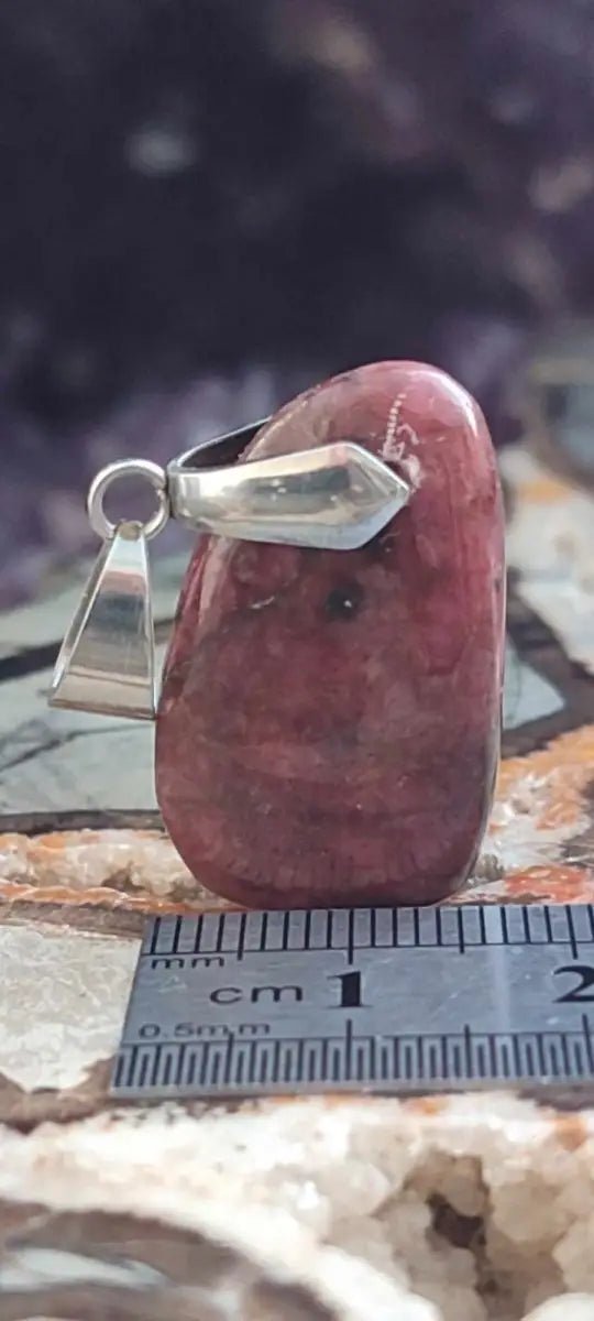 Chargez l'image dans la visionneuse de la galerie, Rhodonite du Pérou pendentif Grade A ++++ (fourni avec cordon) Rhodonite pendentif
