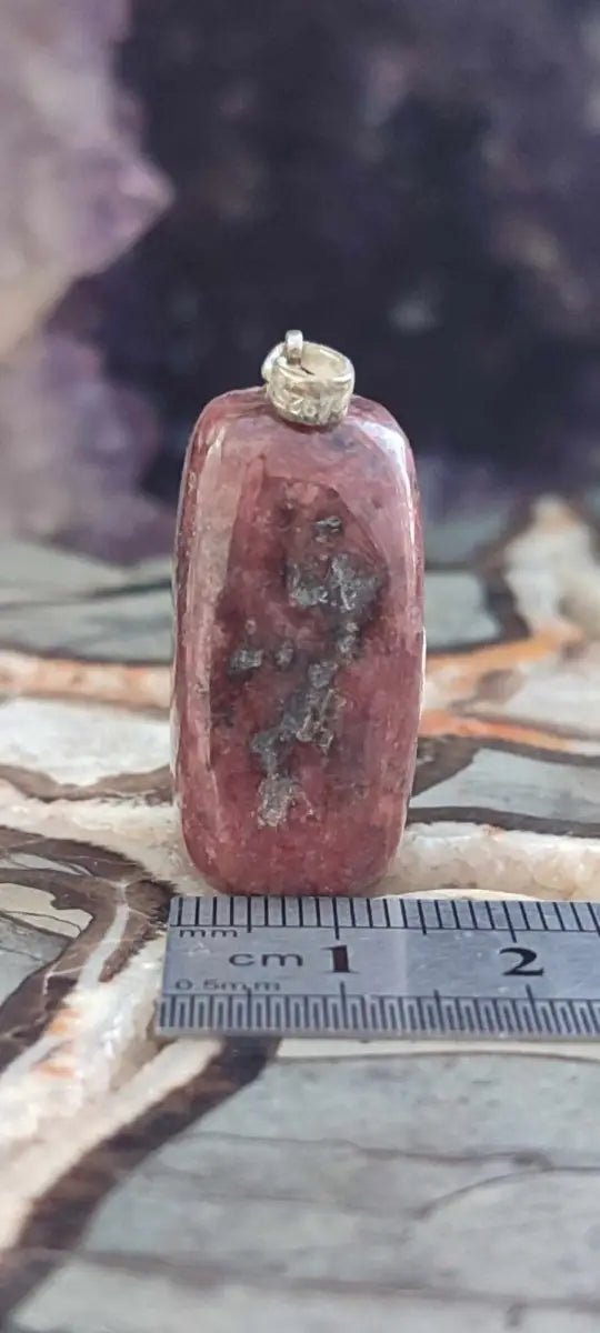 Chargez l&#39;image dans la visionneuse de la galerie, Rhodonite du Pérou pendentif Grade A++++ monté argt925 (fourni avec cordon) Rhodonite du Pérou pendentif
